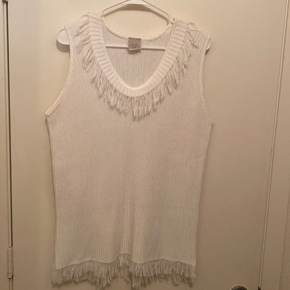 White fringed around V-neck & hem sleeveless sweater top. Size 18-20.